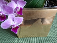 Vergoldete Platte mit lilafarbener Orchidee