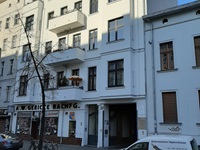Hausfassade nach der Restaurierung mit Ladengeschäft.