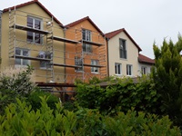 Reihenhausfassaden nach der Renovierung Farben gelb, orange, beige