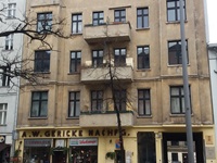 Hausfassade vier Stockwerke vor der Restaurierung
